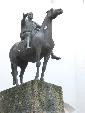 Das Kaiser Ludig Denkmal am Hofgraben von Hans Wimmer, ein fast 6m hohes bronzenens Reiterstandbild.
