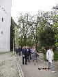 Mitglieder des Bayernbundes auf dem Weg zur Besichtigung der Hl. Kreuz-Kirche